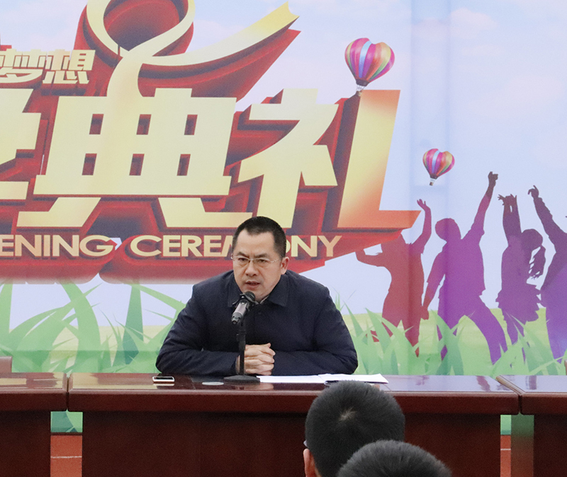 学校书记李朝晖宣读上学期优秀集体和个人的表彰决定.jpg